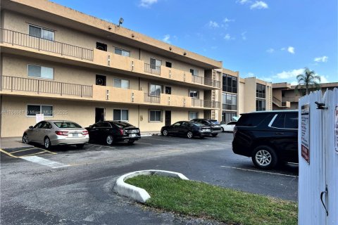 Condo in Miami, Florida, 2 bedrooms  № 1699807 - photo 1