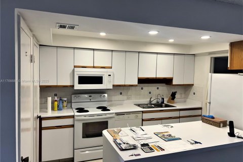 Condo in Miami, Florida, 2 bedrooms  № 1699807 - photo 4