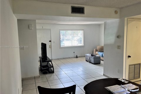 Condo in Miami, Florida, 2 bedrooms  № 1699807 - photo 3
