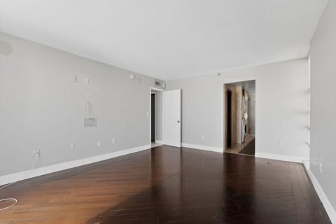 Condo in Miami Beach, Florida, 2 bedrooms  № 2241944 - photo 16