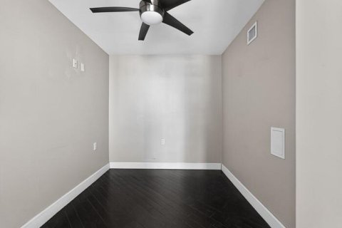 Condo in Miami Beach, Florida, 2 bedrooms  № 2241944 - photo 17