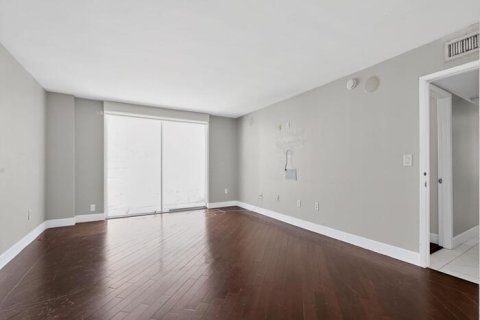 Condo in Miami Beach, Florida, 2 bedrooms  № 2241944 - photo 12