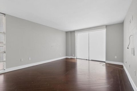Condo in Miami Beach, Florida, 2 bedrooms  № 2241944 - photo 11