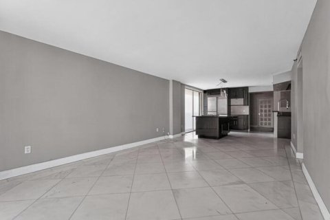 Condo in Miami Beach, Florida, 2 bedrooms  № 2241944 - photo 5