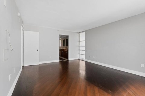 Condo in Miami Beach, Florida, 2 bedrooms  № 2241944 - photo 15