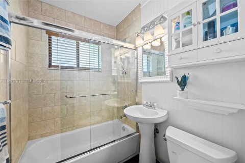 House in Pompano Beach, Florida 2 bedrooms, 122.45 sq.m. № 2011127 - photo 26