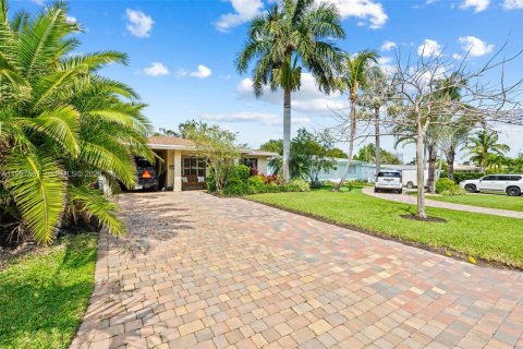 House in Pompano Beach, Florida 2 bedrooms, 122.45 sq.m. № 2011127 - photo 5