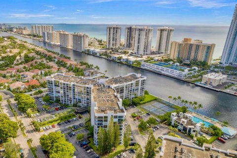 Condo in Hallandale Beach, Florida, 2 bedrooms  № 1924531 - photo 1