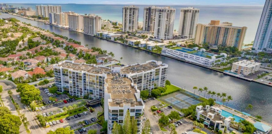Condo in Hallandale Beach, Florida, 2 bedrooms  № 1924531