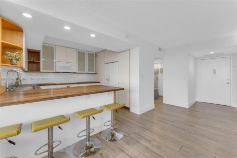Condo in Hallandale Beach, Florida, 2 bedrooms  № 1924531 - photo 9
