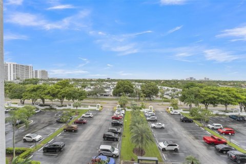 Condo in Hallandale Beach, Florida, 2 bedrooms  № 1924531 - photo 21