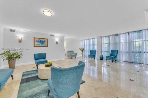 Condo in Hallandale Beach, Florida, 2 bedrooms  № 1924531 - photo 28