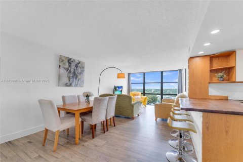 Condo in Hallandale Beach, Florida, 2 bedrooms  № 1924531 - photo 22