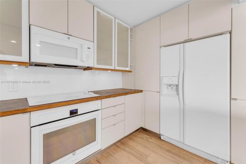 Condo in Hallandale Beach, Florida, 2 bedrooms  № 1924531 - photo 7