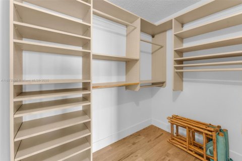 Condo in Hallandale Beach, Florida, 2 bedrooms  № 1924531 - photo 17