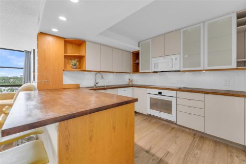 Condo in Hallandale Beach, Florida, 2 bedrooms  № 1924531 - photo 6