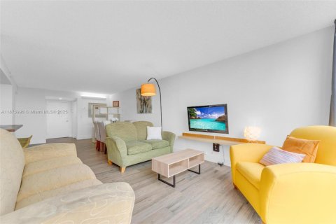 Condo in Hallandale Beach, Florida, 2 bedrooms  № 1924531 - photo 5