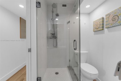 Condo in Hallandale Beach, Florida, 2 bedrooms  № 1924531 - photo 10