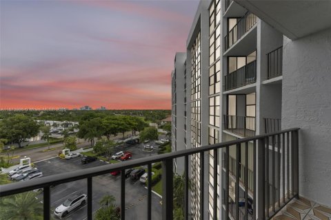 Condo in Hallandale Beach, Florida, 2 bedrooms  № 1924531 - photo 25