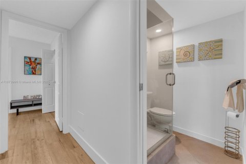 Condo in Hallandale Beach, Florida, 2 bedrooms  № 1924531 - photo 12