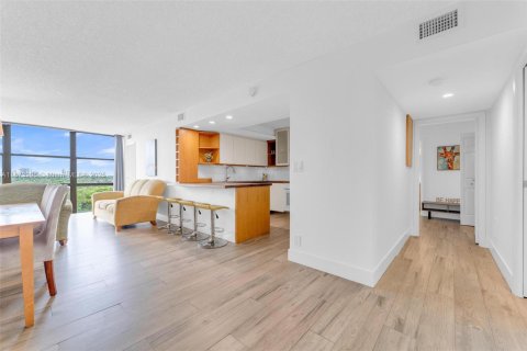 Condo in Hallandale Beach, Florida, 2 bedrooms  № 1924531 - photo 18