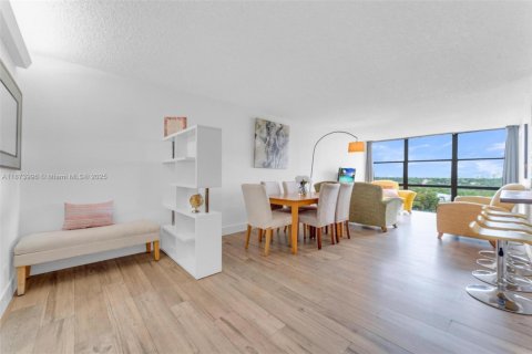 Condo in Hallandale Beach, Florida, 2 bedrooms  № 1924531 - photo 8
