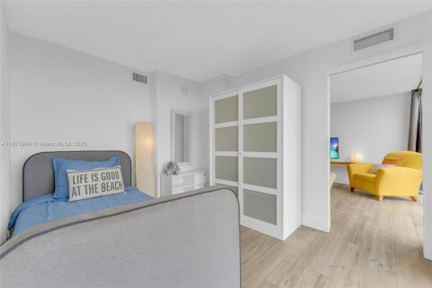 Condo in Hallandale Beach, Florida, 2 bedrooms  № 1924531 - photo 19