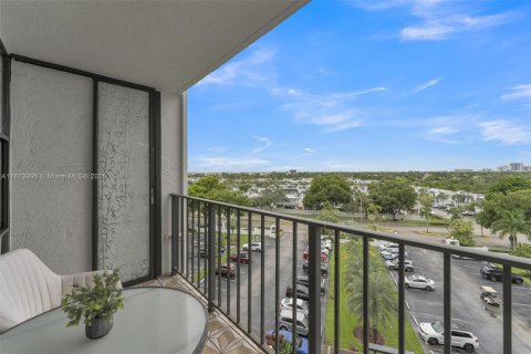 Condo in Hallandale Beach, Florida, 2 bedrooms  № 1924531 - photo 2