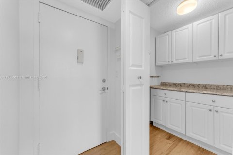 Condo in Hallandale Beach, Florida, 2 bedrooms  № 1924531 - photo 24