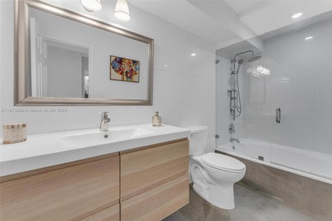 Condo in Hallandale Beach, Florida, 2 bedrooms  № 1924531 - photo 15