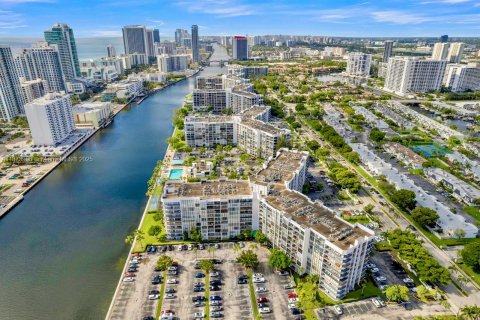 Condo in Hallandale Beach, Florida, 2 bedrooms  № 1924531 - photo 29
