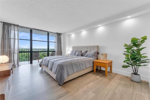 Condo in Hallandale Beach, Florida, 2 bedrooms  № 1924531 - photo 13