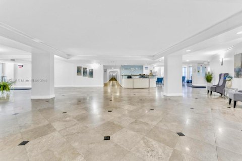 Condo in Hallandale Beach, Florida, 2 bedrooms  № 1924531 - photo 27