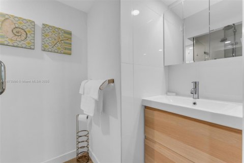 Condo in Hallandale Beach, Florida, 2 bedrooms  № 1924531 - photo 11