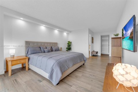 Condo in Hallandale Beach, Florida, 2 bedrooms  № 1924531 - photo 14