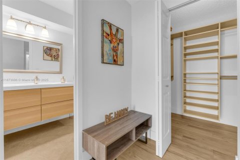 Condo in Hallandale Beach, Florida, 2 bedrooms  № 1924531 - photo 16