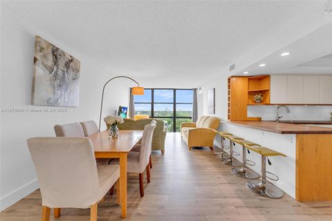 Condo in Hallandale Beach, Florida, 2 bedrooms  № 1924531 - photo 3