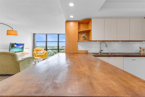 Condo in Hallandale Beach, Florida, 2 bedrooms  № 1924531 - photo 4