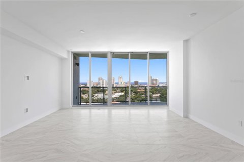 Condo in Saint Petersburg, Florida, 2 bedrooms  № 1907948 - photo 12
