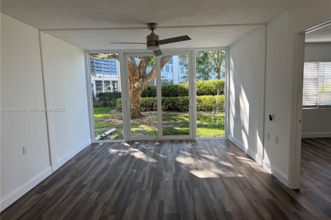 Condominio en venta en Coconut Creek, Florida, 2 dormitorios, 89.37 m2 № 1984445 - foto 2