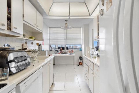 Купить кондоминиум в Санни-Айлс-Бич, Флорида 2 спальни, 118.45м2, № 1959619 - фото 19