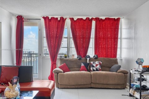 Купить кондоминиум в Санни-Айлс-Бич, Флорида 2 спальни, 118.45м2, № 1959619 - фото 15