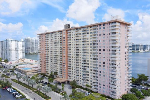 Купить кондоминиум в Санни-Айлс-Бич, Флорида 2 спальни, 118.45м2, № 1959619 - фото 28