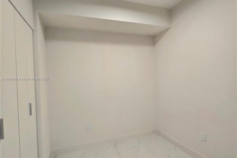 Condominio en alquiler en Miami, Florida, 1 dormitorio, 114.73 m2 № 1943598 - foto 26