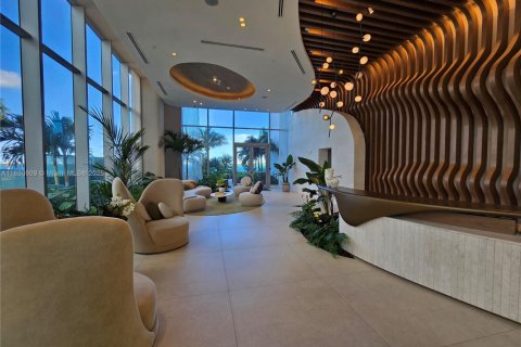 Condominio en alquiler en Miami, Florida, 1 dormitorio, 114.73 m2 № 1943598 - foto 2