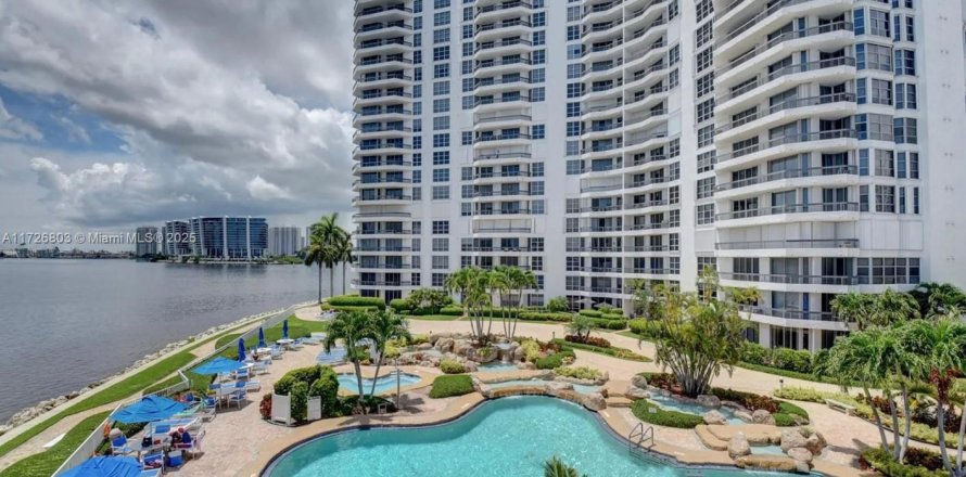 Condominio en Aventura, Florida, 3 dormitorios  № 1982438