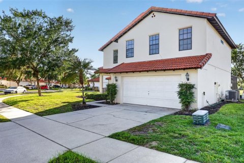House in Clermont, Florida 4 bedrooms, 192.49 sq.m. № 2101366 - photo 2
