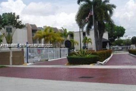 Copropriété à louer à Miami, Floride: 1 chambre, 66.43 m2 № 1987323 - photo 2