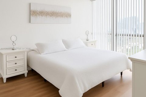 Condo in Sunny Isles Beach, Florida, 2 bedrooms  № 2028405 - photo 11