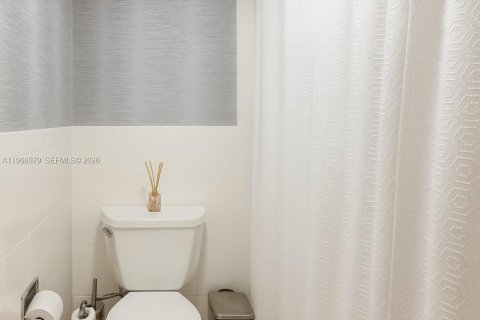 Condo in Sunny Isles Beach, Florida, 2 bedrooms  № 2028405 - photo 20